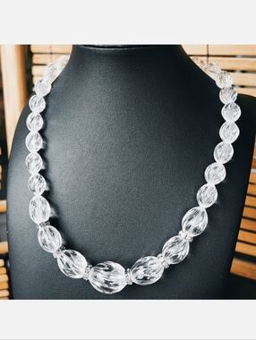 Clear Wavy Ribbed Lucite Graduated Beaded Vintage Necklace Screw Barrel Clasp